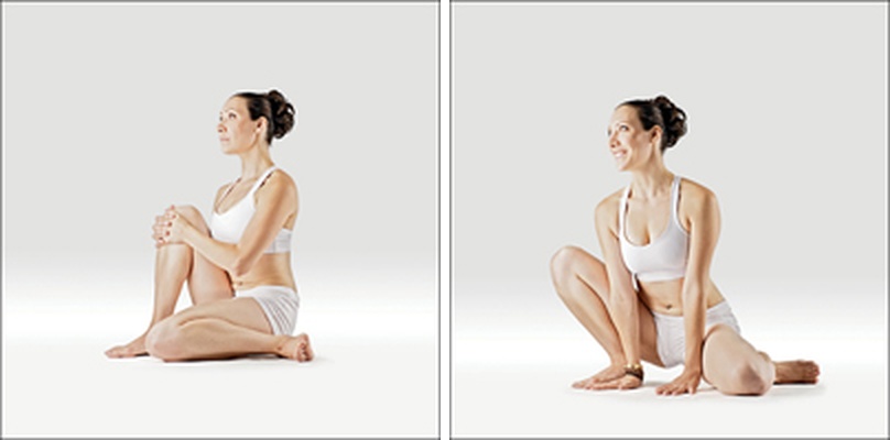 Diamantový sed na patách s variací Ardha Marichyasana - Ardha Marichyasana in Ardha Vajrasana