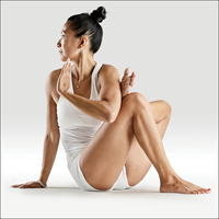 Průprava: jógové hole s hořícím polenem - Ardha Agnistambhasana in Ardha Yogadandasana Prep.
