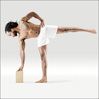 Průprava: půlměsíce s oporou dlaně - Ardha Candrāsana Průprava