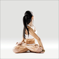 Lotosový sed s rotací mudrce Bharadvádži II - Hasta Bharadvajasana 2 in Parivritta Padmasana