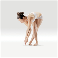 Předklon vestoje s orlíma pažemi - Hasta Garudasana in Parshva Ardha Uttanasana