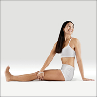 Rotovaná hole se zkříženou paží - Parivṛtta Daṇḍāsana
