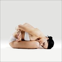 Jógová mudra s úklonem - Parshva Yoga Mudrasana