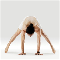 Poloviční široký předklon na špičkách - Prapada Ardha Prasārita Pādottānāsana