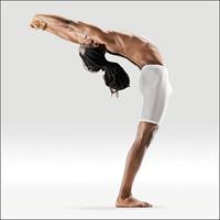 Pozdrav slunci se spojením prstů - Sūrya Namaskārāsana Ūrdhva Baddha Hastāsana