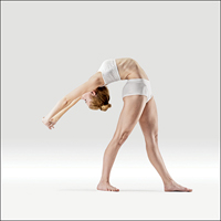 Vira Parampara se svázáním - Urdhva Baddha Hastasana in Vira Parampara