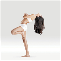 Strom se vzpažením a spojením dlaní - Ūrdhva Hasta Vṛkṣāsana Namaskār